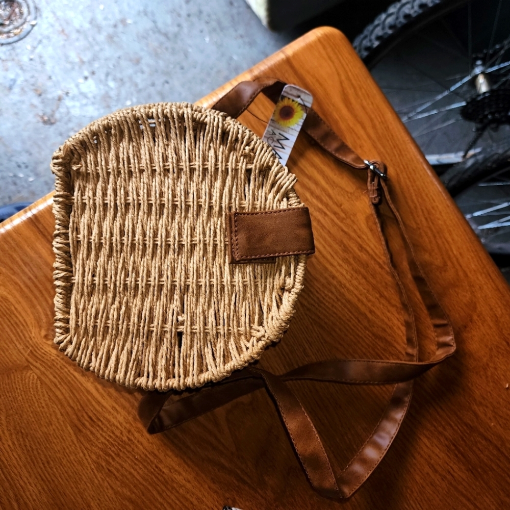 NWT Mallis Accessories "7 x "6 Jute Crossbody